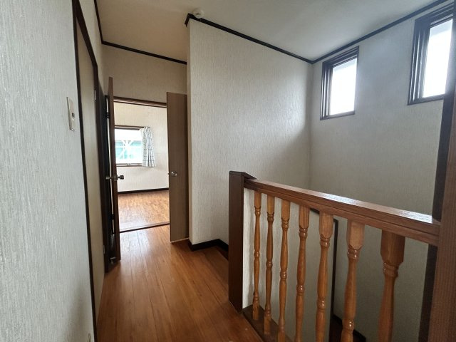 勝立売家【その他】明り取りの窓が付いた明るい階段部分です！