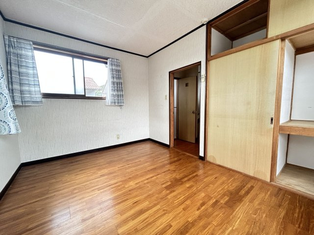 勝立売家【洋室】２階は各部屋独立バルコニー付きです！