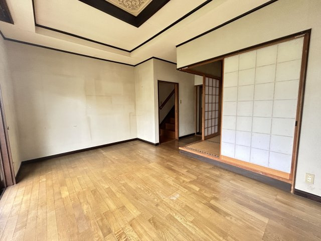 勝立売家【居間・リビング】南側に設置された明るいリビングです！！