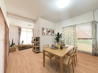 約15帖のLDKは、2面採光性で日当たり良好！あたたかな日差しが差し込みます。リビング収納付きで、衣類や日用品の収納にも活用できます。※バーチャルCGインテリア使用