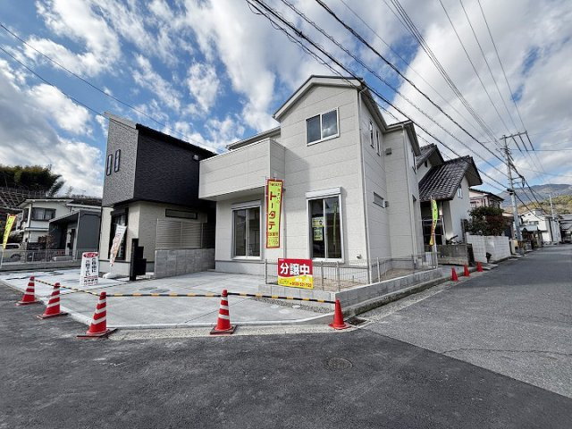 角地の開放感を活かした2階建ての一戸建て。
前面には並列駐車が可能なカースペースを確保しています。