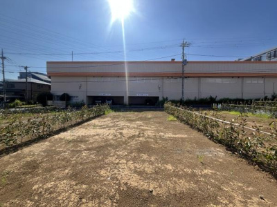 日当たりの良い土地で周囲には開放感があります。建物との距離もしっかりと確保されています。前面道路からもアクセスしやすい立地です。敷地が広くさまざまな用途に対応できます。