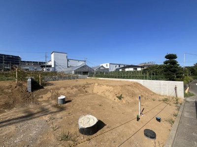 開放感のある現地土地写真です。周囲との高低差もありプランニングに適した形状です。日照条件もしっかりと確保されています。造成済みのためすぐに次のステップへ移行できます。