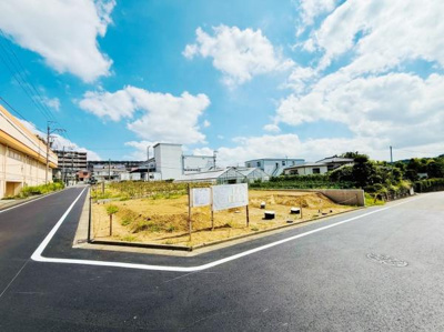 角地に位置しており開放感を感じられる区画です。日当たりも良好です。前面道路も広々としているためゆとりを感じられます。様々な建築プランに対応できる敷地です。