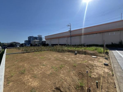 日当たりの良い現地土地写真です。道路に面しており様々な用途にご検討いただけます。周辺に建物が揃い開放感のある区画となっています。全体が見渡せる敷地で使いやすい形状です。