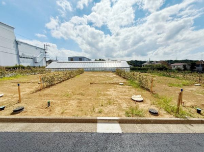 空が広がる開放的な現地土地写真です。敷地は整地されており境界もしっかり確認できます。