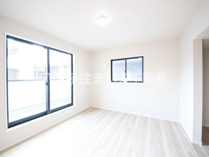 八王子市兵衛2-18-16 新築【仲介手数料無料】【洋室】大容量収納が叶うウォークインクローゼットのある8.2帖の広々とした洋室。