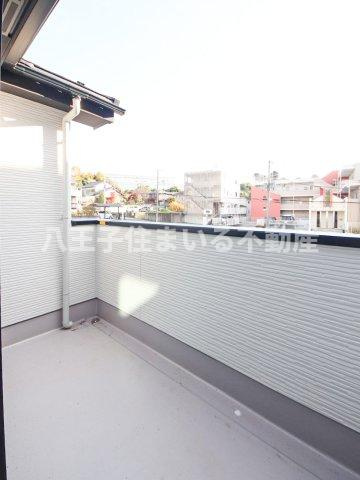 八王子市兵衛2-18-16 新築【仲介手数料無料】【バルコニー】南西向きのバルコニーは洗濯物が乾きやすく、湿気のある布団もふかふかになります。
