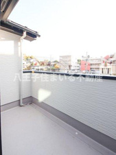 八王子市兵衛2-18-16 新築【仲介手数料無料】【バルコニー】南西向きのバルコニーは洗濯物が乾きやすく、湿気のある布団もふかふかになります。
