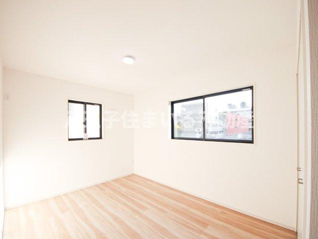 八王子市兵衛2-18-16 新築【仲介手数料無料】【洋室】空間を広く見せてくれる白を基調とした洋室。清潔感あふれる明るい印象も与えてくれます。