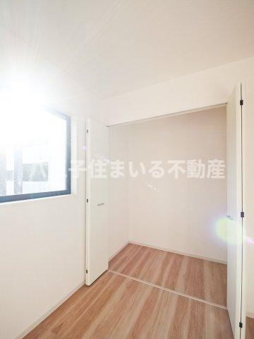 八王子市兵衛2-18-16 新築【仲介手数料無料】【収納】折り戸タイプの収納は省スペースで開閉できる上に全開しやすいため、収納物の出し入れがスムーズです。