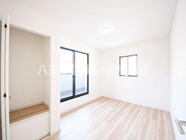 八王子市兵衛2-18-16 新築【仲介手数料無料】【洋室】5.6帖の洋室　室内の採光に有効な掃き出し窓があるため、明るく快適な空間になります。