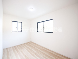 八王子市兵衛2-18-16 新築【仲介手数料無料】【洋室】2面採光で日当たりや風通しのいい5.2帖の洋室。いつでも快適な空間でリフレッシュできそうです。