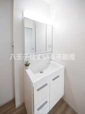 八王子市兵衛2-18-16 新築【仲介手数料無料】【独立洗面台】三面鏡付き洗面化粧台は身だしなみが整えやすく、鏡裏に小物がたっぷり収納できます。