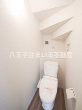八王子市兵衛2-18-16 新築【仲介手数料無料】【トイレ】節水型のトイレは渦巻き状に水が流れることで汚れがつきにくくなっているので、掃除もラクになります。