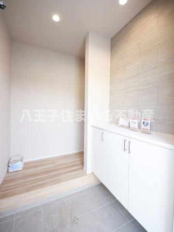 八王子市兵衛2-18-16 新築【仲介手数料無料】【玄関】靴がたっぷり収納できるフロートタイプのシューズボックス。土間部分のお手入れもしやすいです。