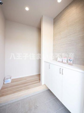 八王子市兵衛2-18-16 新築【仲介手数料無料】【玄関】靴がたっぷり収納できるフロートタイプのシューズボックス。土間部分のお手入れもしやすいです。