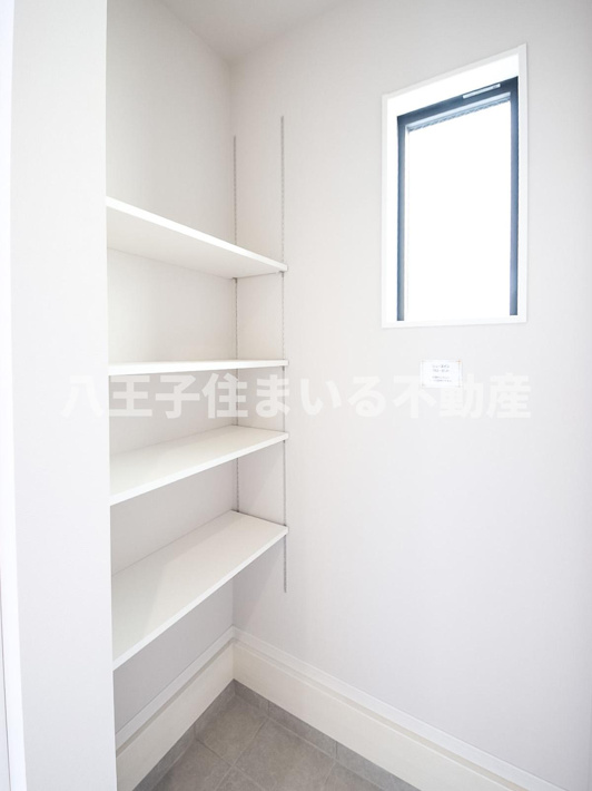 八王子市兵衛2-18-16 新築【仲介手数料無料】【玄関】お子様の公園グッズやアウトドア用品など、汚れがちなものが収納できるシューズインクローク。