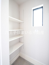 八王子市兵衛2-18-16 新築【仲介手数料無料】【玄関】お子様の公園グッズやアウトドア用品など、汚れがちなものが収納できるシューズインクローク。