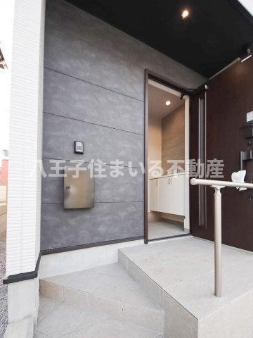 八王子市兵衛2-18-16 新築【仲介手数料無料】【玄関】防犯性の高いダブルロックのディンプルキーはピッキングがされにくく、不正解錠に強い玄関鍵です。