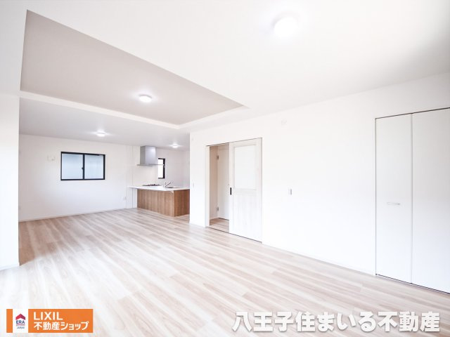 八王子市兵衛2-18-16 新築【仲介手数料無料】【居間・リビング】対面キッチンはお子様やペットの様子を見守りながら調理ができ、家族との会話も弾みます。