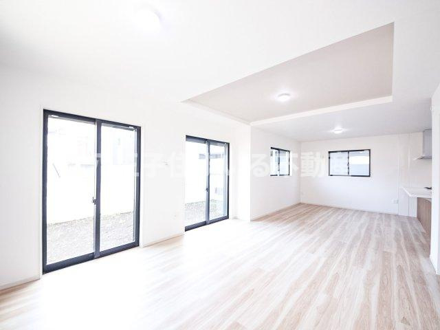 八王子市兵衛2-18-16 新築【仲介手数料無料】【居間・リビング】窓が多い開放的なリビングは採光性も高まり、明るい印象の部屋になります。ペットの日光浴にも◎。