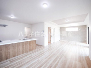 八王子市兵衛2-18-16 新築【仲介手数料無料】【居間・リビング】おしゃれなアクセントクロスを取り入れたリビング。インテリアコーディネートも楽しくなりそうです。