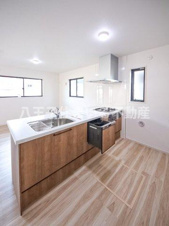 八王子市兵衛2-18-16 新築【仲介手数料無料】【キッチン】家事の負担を軽減してくれる食洗器付きキッチン。レンジフードもスタイリッシュな薄型。