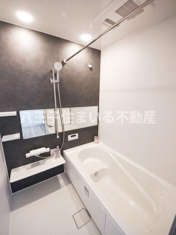 八王子市兵衛2-18-16 新築【仲介手数料無料】【浴室】お子様とのバスタイムに便利なベンチのある浴槽。水を沸かす量が少ないので、節水・節電につながります。