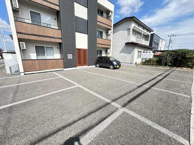 ＫＲＥＬＬ【駐車場】