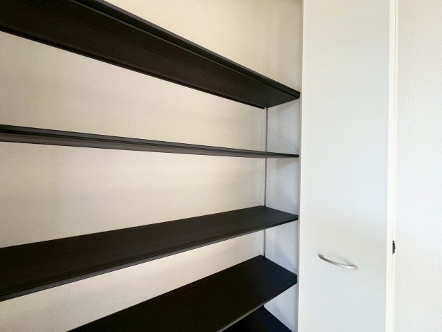 天井の高さまである大型のシューズボックスで家族の靴が増えても安心