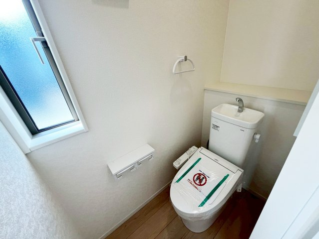 スマートなデザインのトイレは、見た目にも広さとゆとりを感じることができます。