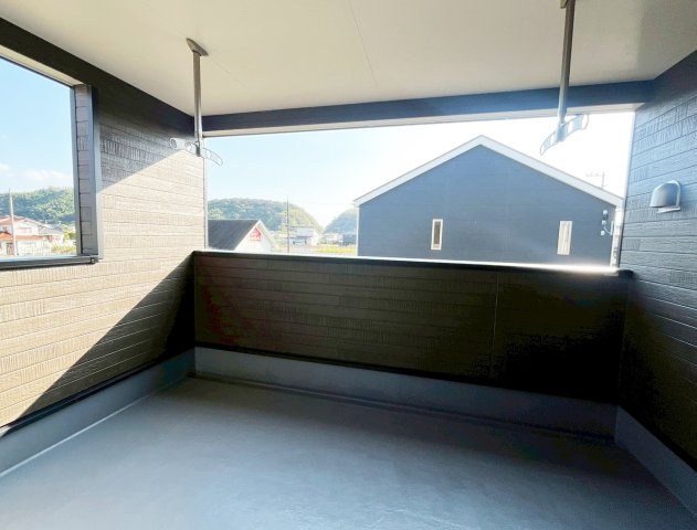 広々したバルコニーは、布団や洗濯物干しに大活躍！