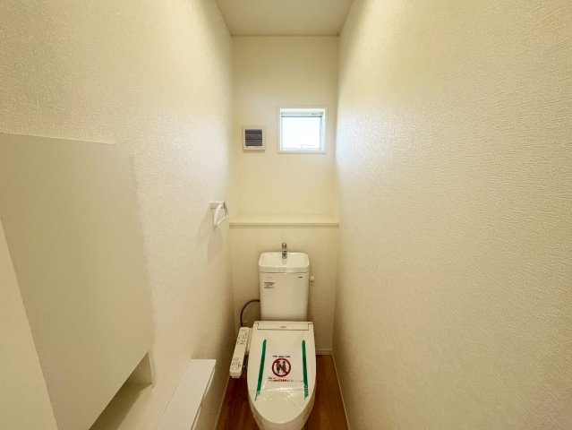 シンプルで使いやすい暖房・温水シャワー洗浄機能付きトイレは標準装備です！