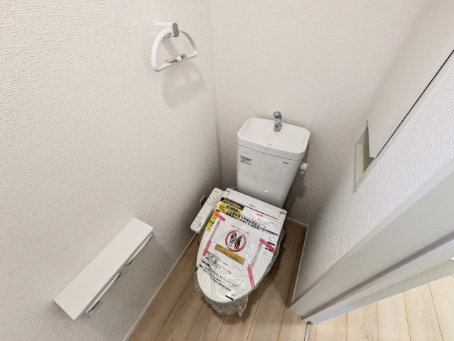 シンプルで使いやすい暖房・温水シャワー洗浄機能付きトイレは標準装備です！