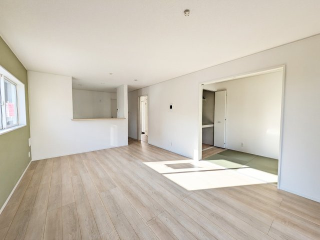 ご家族が集まるリビングダイニングは陽光あふれるあたたかなお部屋