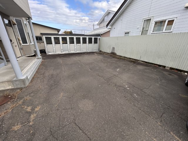 イーストハウス【駐車場】