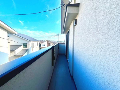 バルコニーから周囲の住宅街が見渡せます。奥行きがあり使いやすい形状です。明るい光が差し込む空間となっています。建物と一体感のあるデザインが特徴です。