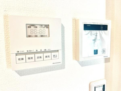 壁に設置された操作パネルが目を引きます。シンプルなデザインで使いやすさを感じられます。日常の管理がしやすい印象です。機能的な空間づくりに役立っています。新しい設備が整っています。