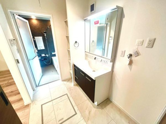 洗面所は明るくすっきりとした空間になっています。収納棚が備わっており日用品の整理にも便利です。洗面台は鏡が大きく使いやすい仕様です。浴室への動線もスムーズで使い勝手が良いです。