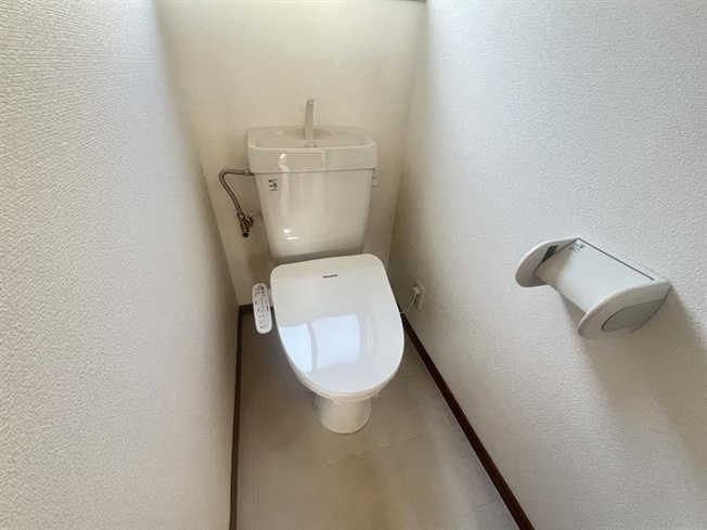 温水洗浄便座付きのトイレになります。