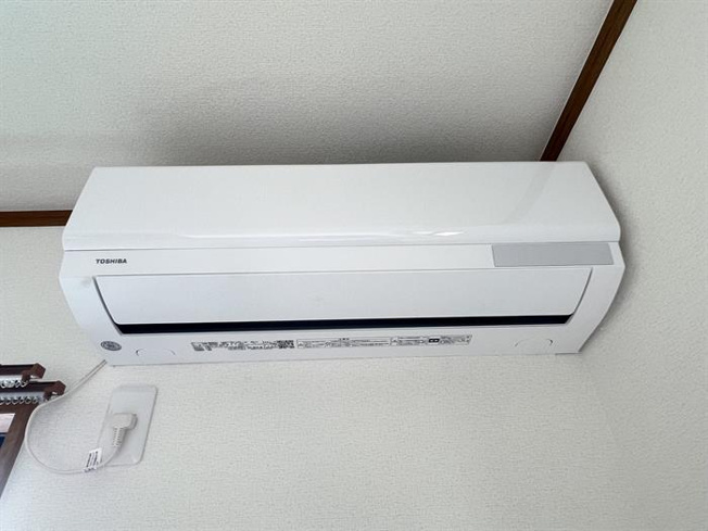 綺麗なエアコンが付いています。