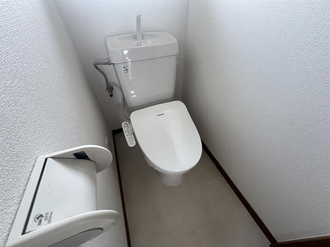 温水洗浄便座付きのトイレになります。