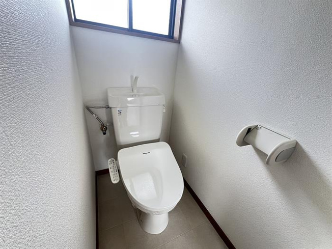 温水洗浄便座付きのトイレになります。