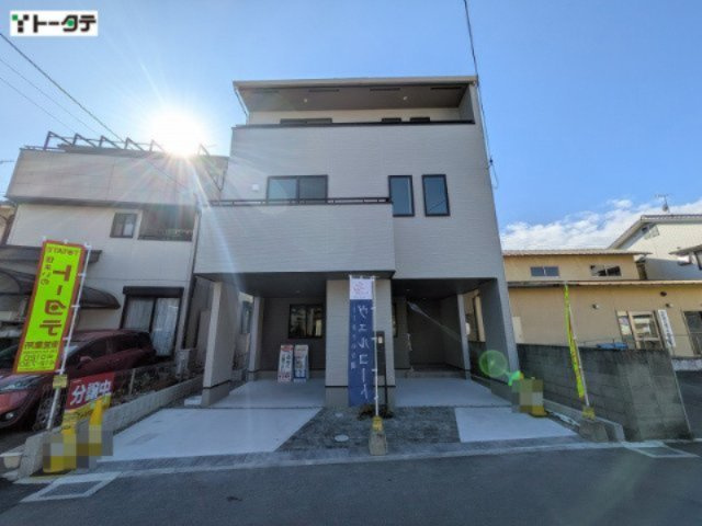 白やグレーを基調とした、シンプルなデザインの3階建て！前面道路からの見通しが良いカースペース完備。