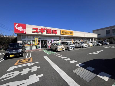 広々とした駐車場がありお車でのアクセスが便利です。スギ薬局がすぐそばにあり日々のお買い物や急な用事にも役立ちます。店頭にはわかりやすい案内表示が設置されています。