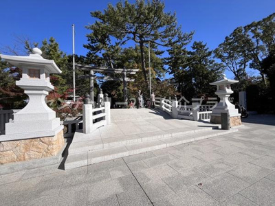 清潔感のある白い石造りの橋が印象的な外観です。広々とした空間で開放感を感じられます。自然と調和した植栽が心地よい雰囲気を演出しています。落ち着いた街並みに調和したデザインが魅力です。