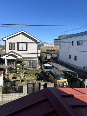 目の前に広がる開放的な景色が魅力的です。晴れた日には青空と街並みを一望できます。お隣との距離もしっかり確保されています。眺望の良さを活かせる住環境です。