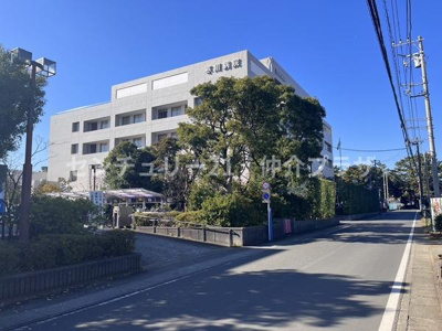 青空と清潔感のある建物が調和した外観です。通りに面しておりアクセスの良さが感じられます。緑豊かな木々が周囲を彩っています。建物の規模感が伝わる写真です。大通り沿いで利便性の高さも印象的です。