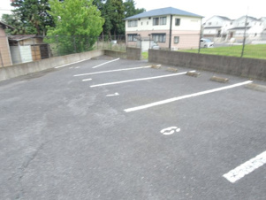 グランディール星の宮【駐車場】